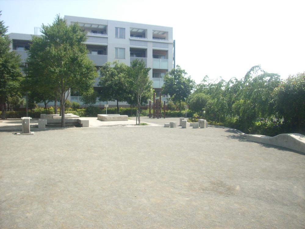 Other. Kajigaya Sakura park (about 140m)