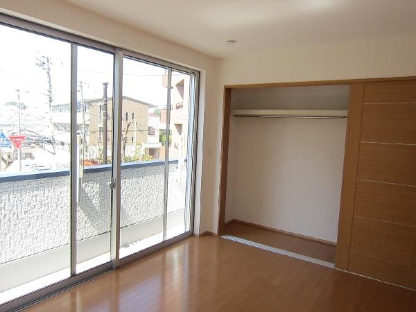 Non-living room. 6.4 Pledge of second floor bathed in bright sunshine from the balcony. 