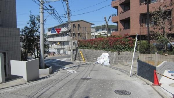 Local photos, including front road. Front road is the width 6m road. 