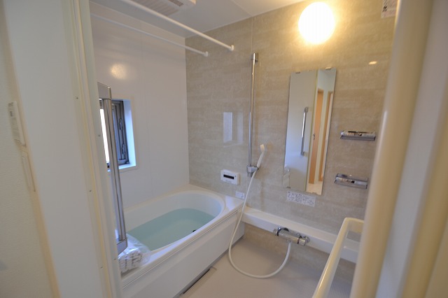 Bath. Luxurious bathroom reheating ・ Bathroom Dryer ・ Small window with
