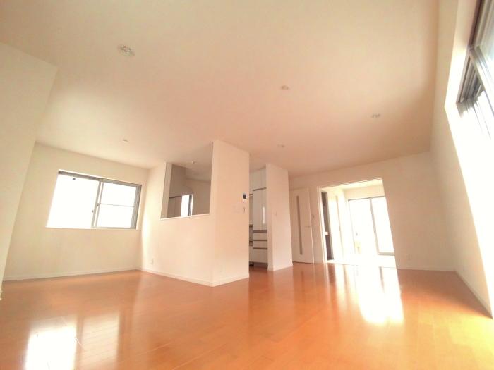 Living. It is a bright living room (6 Building)