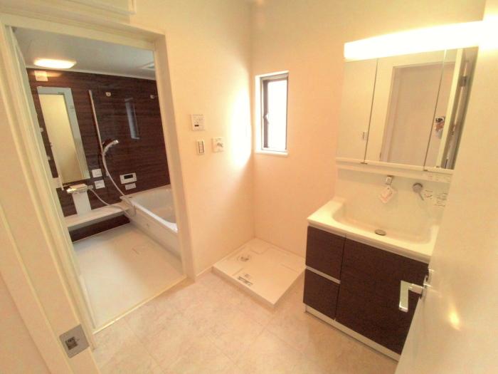 Wash basin, toilet. Shampoo dresser (6 Building)