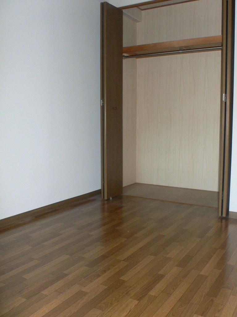 Living and room. Western-style 5.6 tatami mats (2)  Will be inverted type of photo.