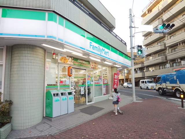 Convenience store. 840m to Family Mart (convenience store)