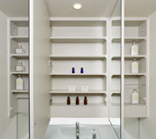 Bathing-wash room.  [Kagamiura with storage vanity] Storage space on the back of the mirror cosmetics and toiletries such. Such as the finish of the counter, It is beautiful and easy-to-use design. (Same specifications)