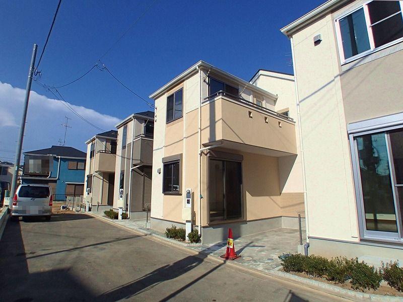 Local photos, including front road. Sunny local There is no narrow road up to property, Operation of the car is also safe