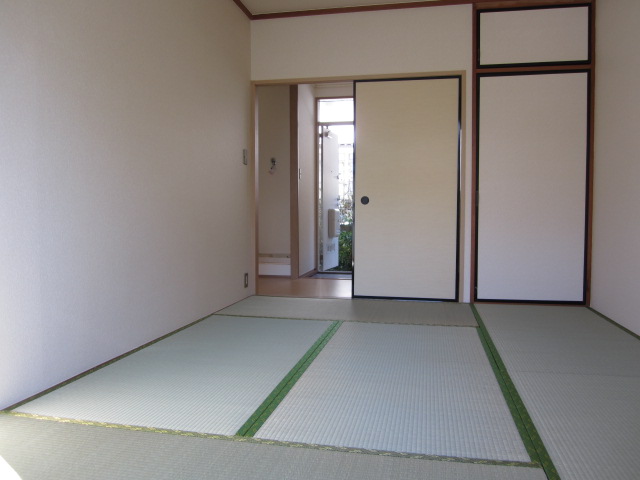 Other room space. South-facing bright Japanese-style!