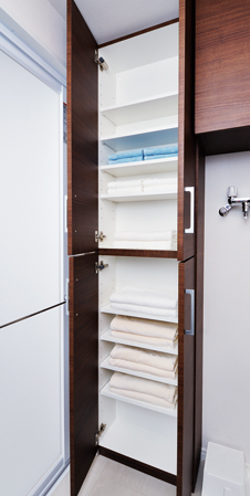 Bathing-wash room.  [Linen cabinet] We established a convenient linen warehouse for storage, such as detergent and towels. You can use it as a storage space-to-ceiling near.