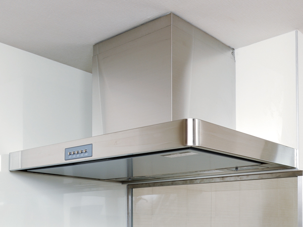 Kitchen.  [Stainless steel range hood] It has adopted a slim range hood of stainless steel material to produce a high-quality and clean cooking space. (Following all interior photos of the web is model Room E type ・ Model room specification ・ Including some paid options ・ Application deadline Yes)
