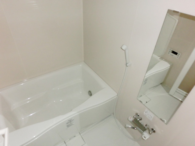 Bath. It is reheating & bathroom dryer with bathroom and spacious