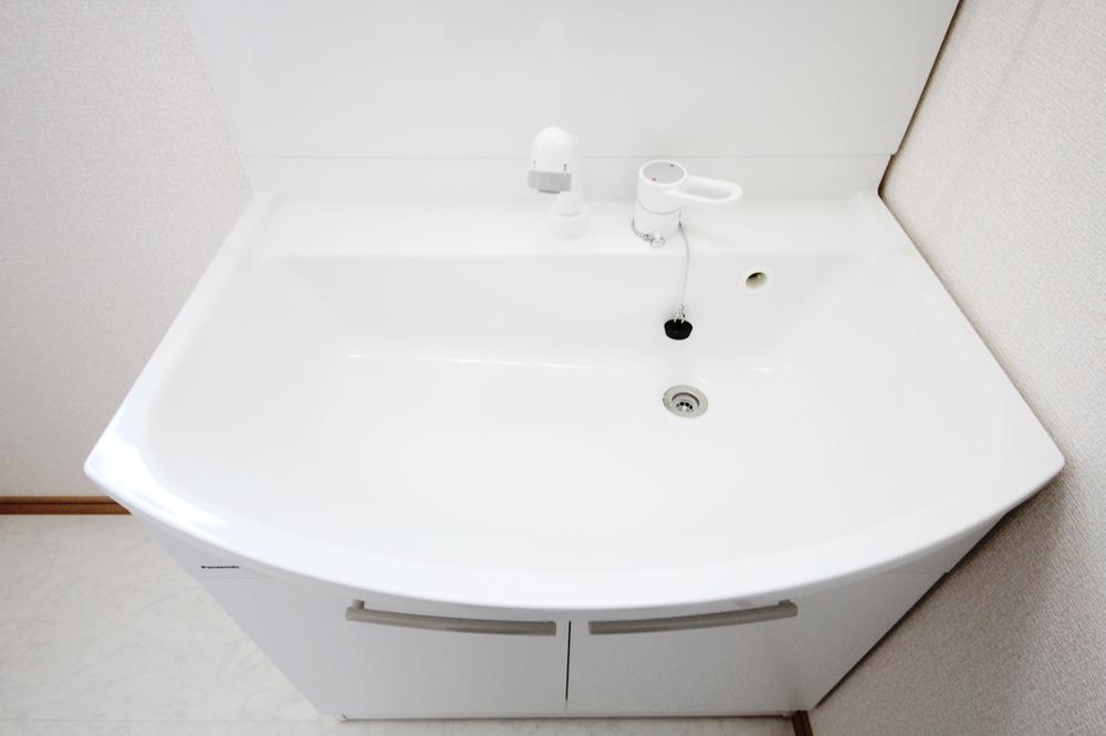 Wash basin, toilet. 1 Building