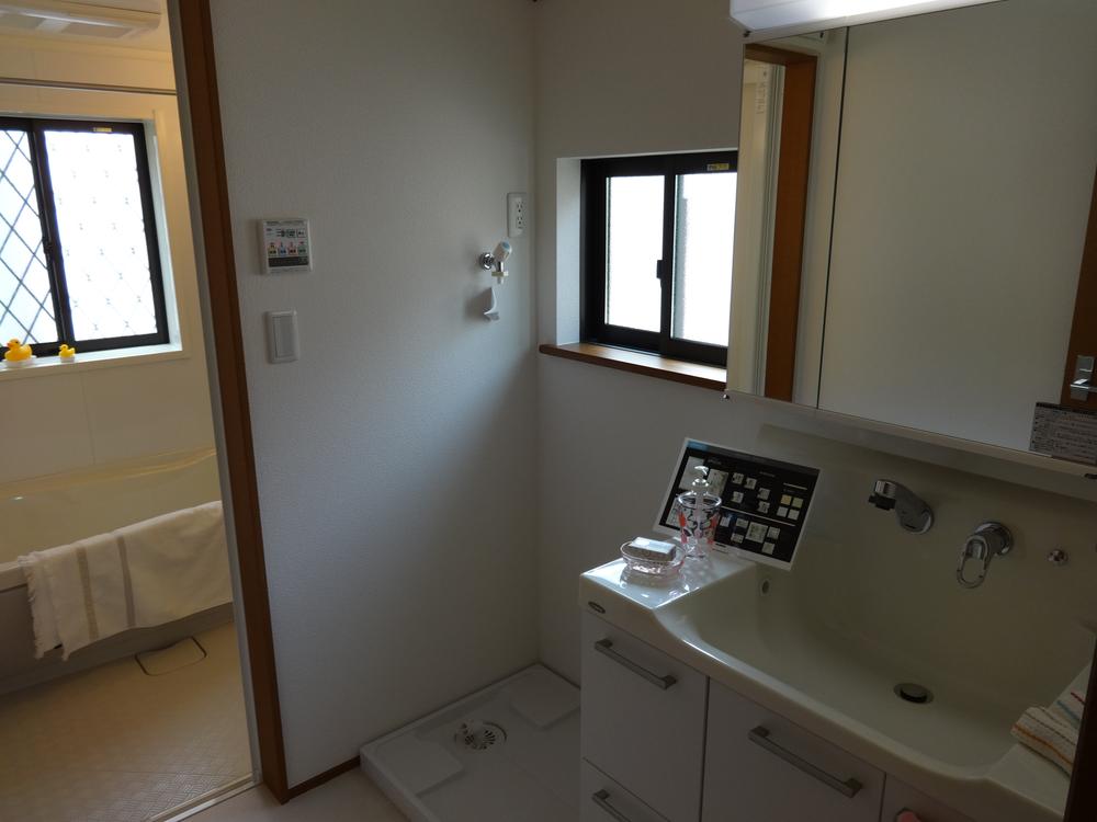 Wash basin, toilet. Indoor (10 May 2013) Shooting