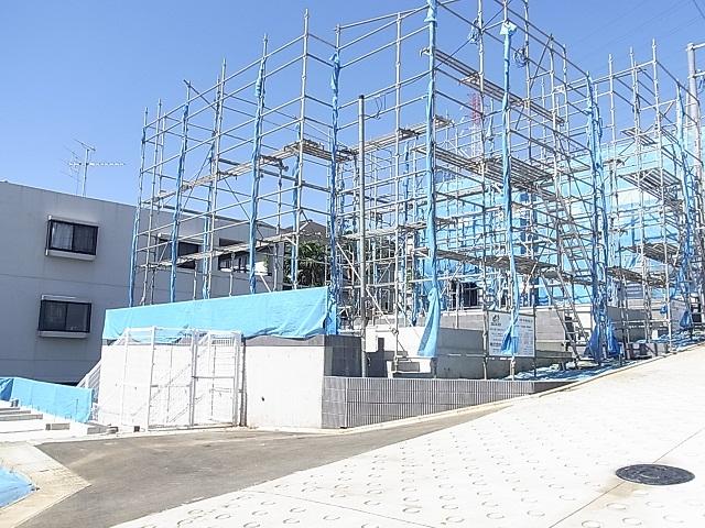 Local photos, including front road. 4 Building site (October 2013) Shooting