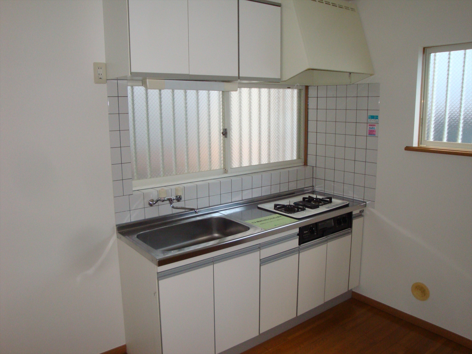 Kitchen. Bright kitchen with two-sided lighting! (Kitchen)