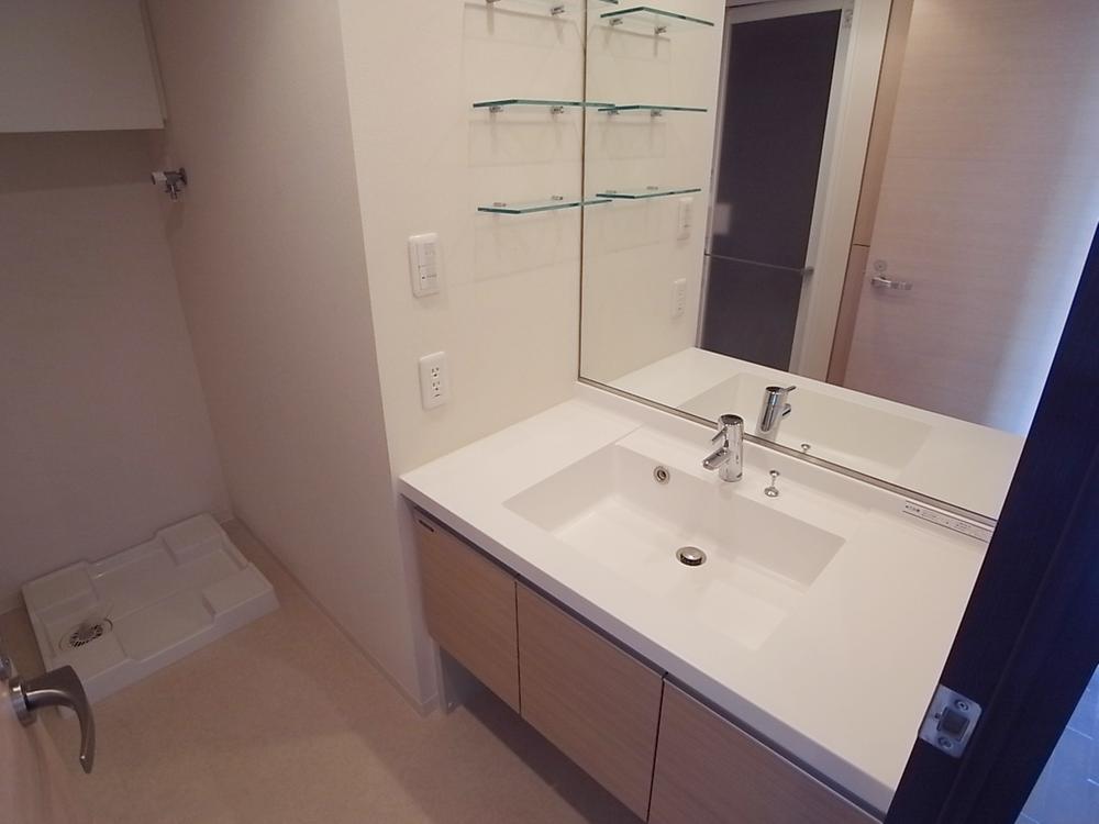 Wash basin, toilet. Indoor (11 May 2013) Shooting