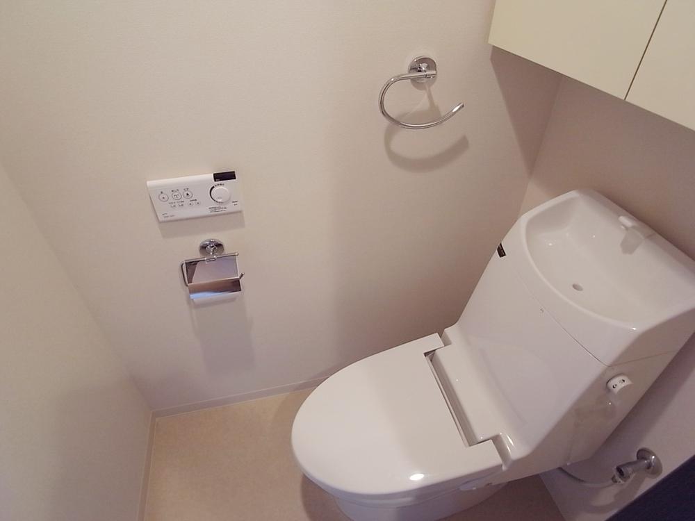 Toilet. Indoor (11 May 2013) Shooting