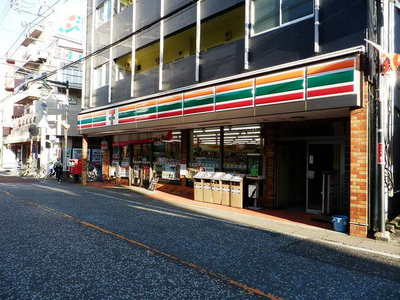 Convenience store. 700m to Seven-Eleven (convenience store)