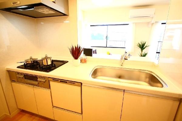Kitchen. Dishwasher in the kitchen ・ Water purifier is the standard equipment.