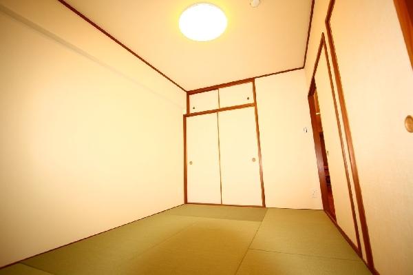 Non-living room. The arrangement of the living room there is a 5.7 tatami Japanese-style room.