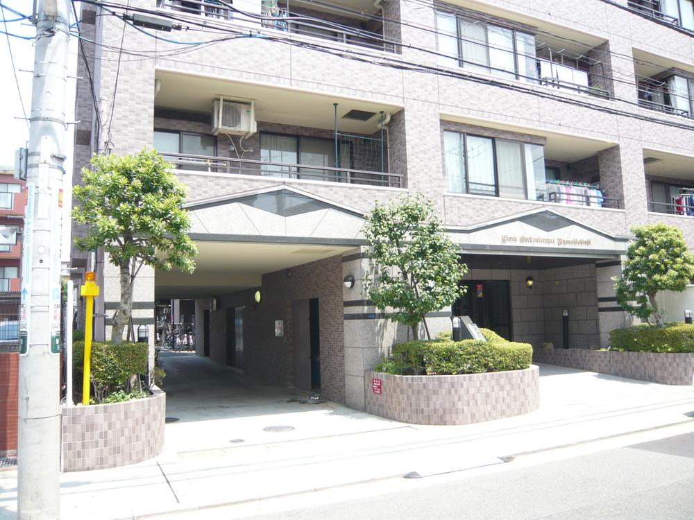 Entrance. Entrance is carefully manicured planting has directed the atmosphere. Since facing the south road, Bright entrance it is what feels good!
