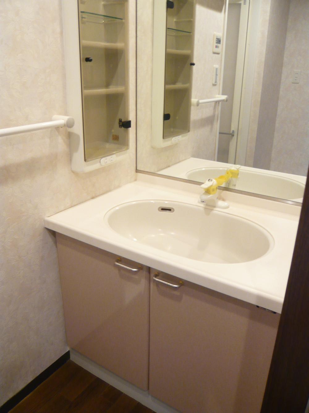 Other Equipment. Becoming one side large glass paste! The side there is a glove compartment.