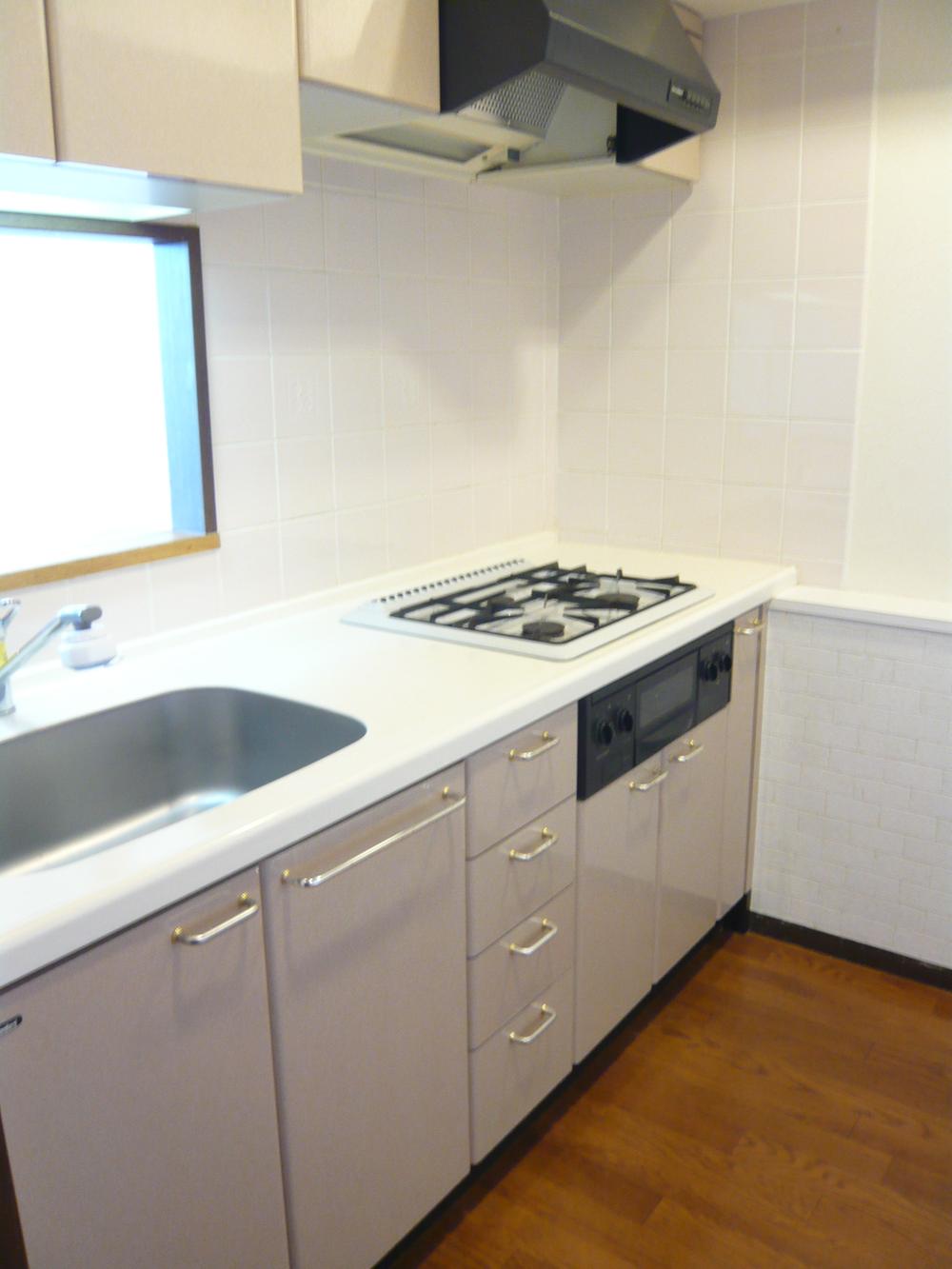 Kitchen. Indoor (12 May 2013) counter kitchen shooting living dining overlooking. Without isolation, You can housework while the conversation.