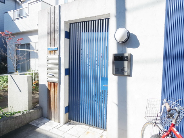 Entrance. Blue ・ White stylish entrance that was based on