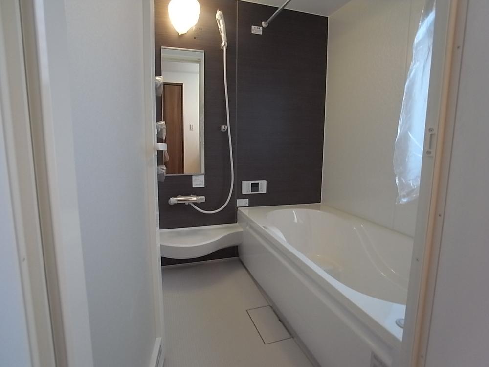 Bathroom. It is wide and spacious because it is 1 tsubo type. Indoor (12 May 2013) Shooting