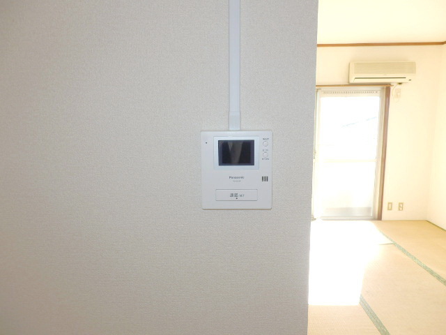 Security. When the visitor is also peace of mind TV monitor phone