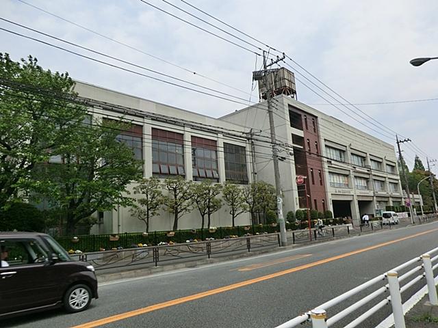 Junior high school. 670m to the Kawasaki Municipal Higashikozu junior high school