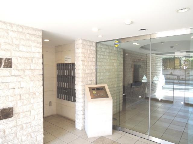 Entrance. With auto lock!