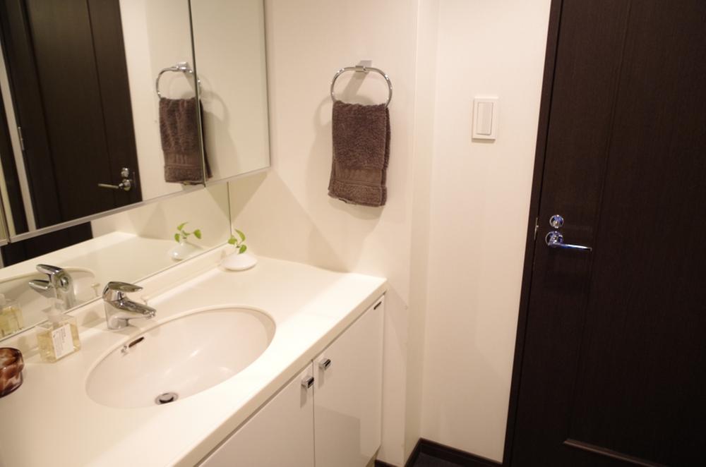 Wash basin, toilet. Indoor (11 May 2013) Shooting