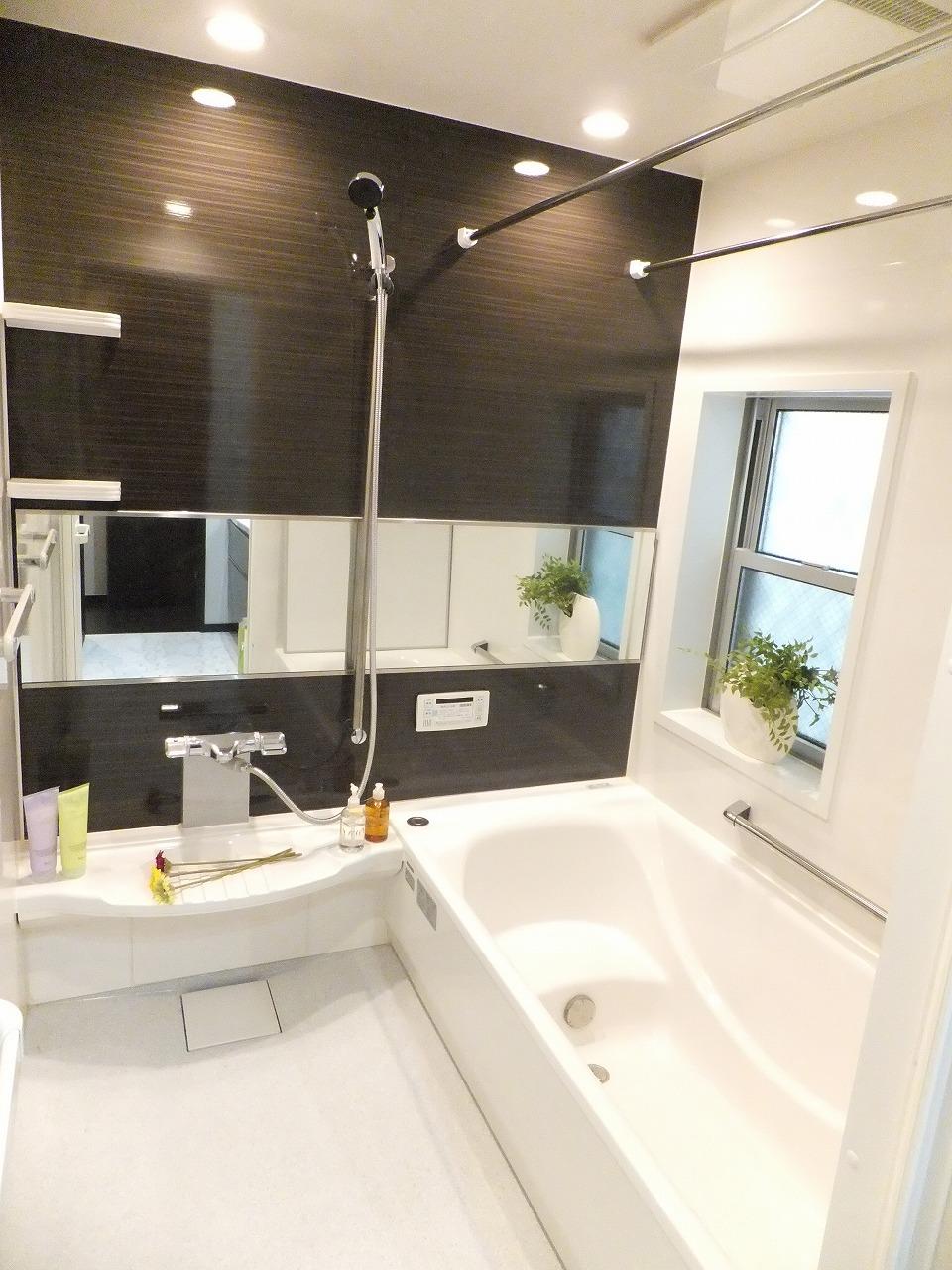 Bathroom. Indoor (10 May 2013) Shooting Bright and highly functional bathroom.