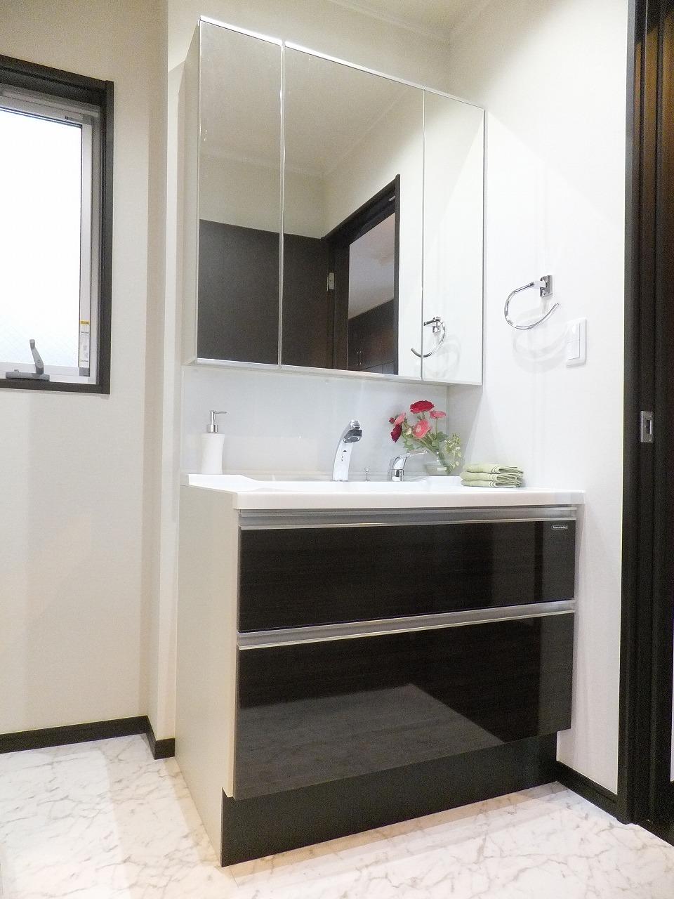 Wash basin, toilet. Indoor (10 May 2013) Shooting Is a wide three-sided mirror type.