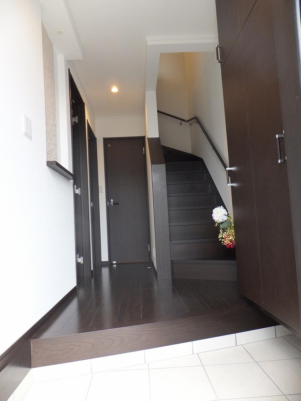 Entrance. Local (10 May 2013) Shooting It is spacious entrance.