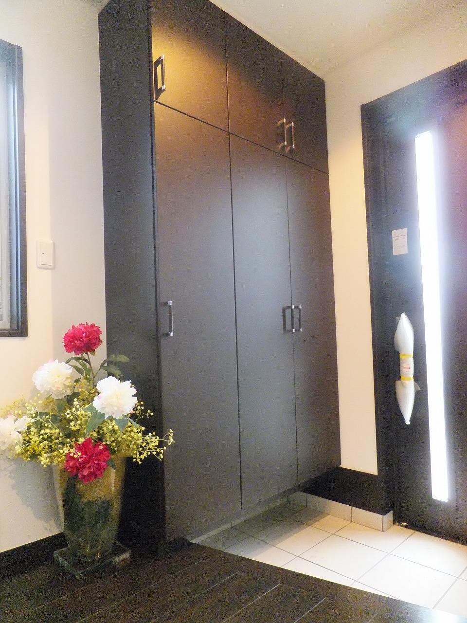 Entrance. Local (10 May 2013) Shooting It is the entrance storage of storage capacity plenty.