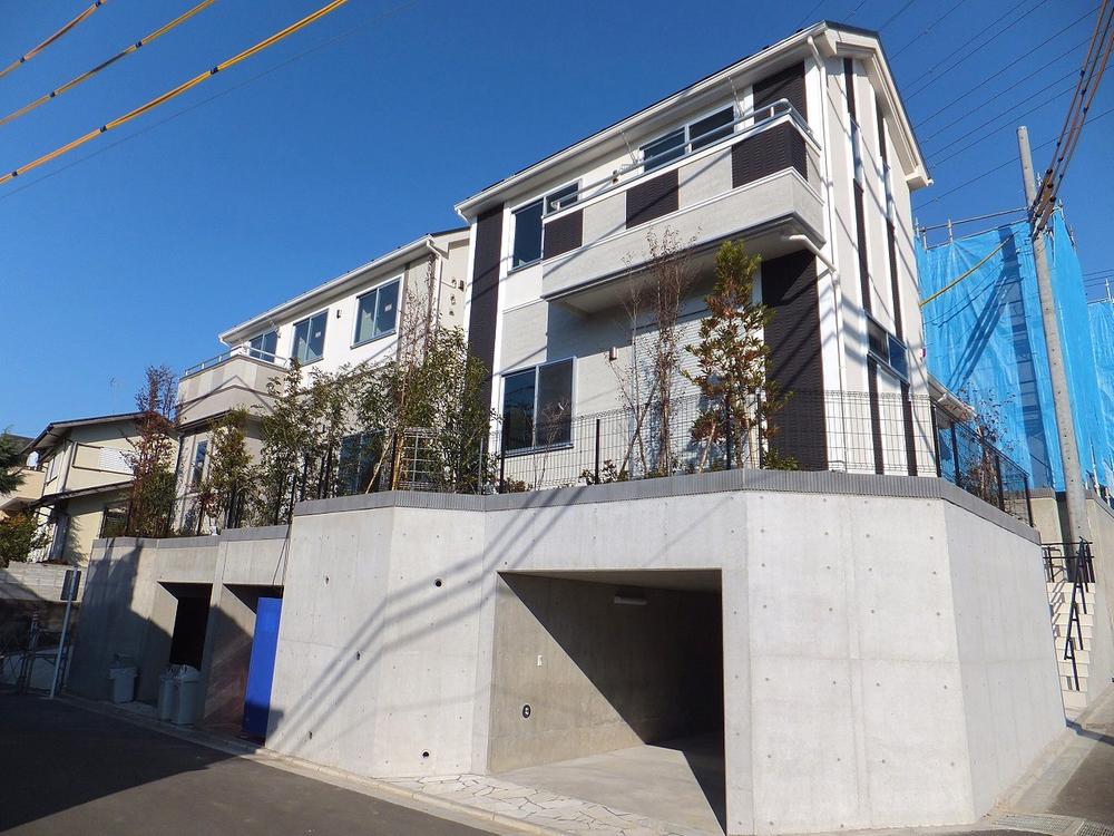 Local appearance photo. Local (10 May 2013) Shooting 8 Building (model building) is a solar panel mounted.