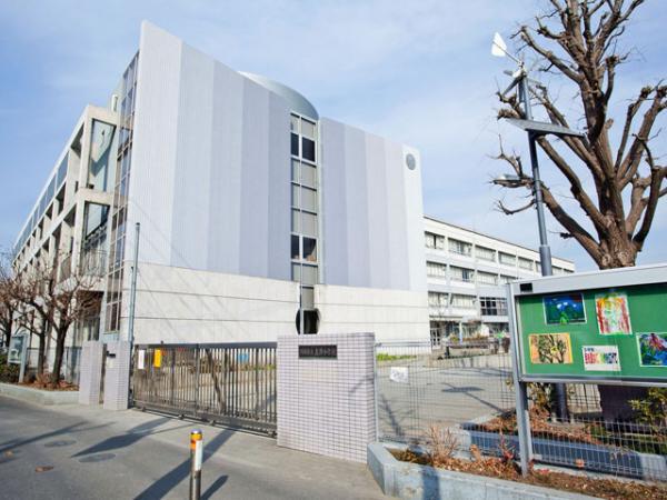 Primary school. Kawasaki Municipal Takatsu 300m up to elementary school