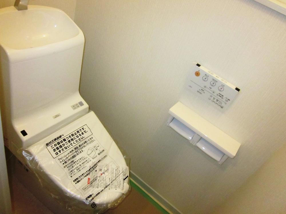 Toilet. Indoor (11 May 2013) Shooting
