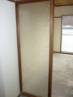 Other room space. Frosted glass between the Japanese and Japanese-style room that contains a retro pattern ☆