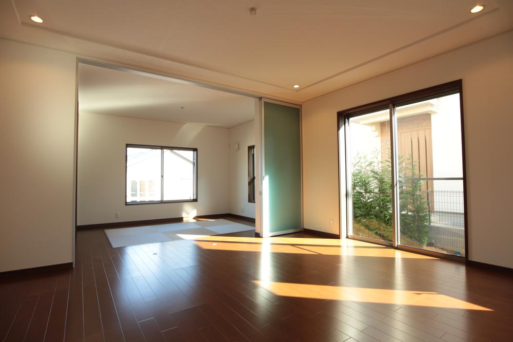 Same specifications photos (living). It will be the construction example of LDK + Tatami Room. It will be a spread space.