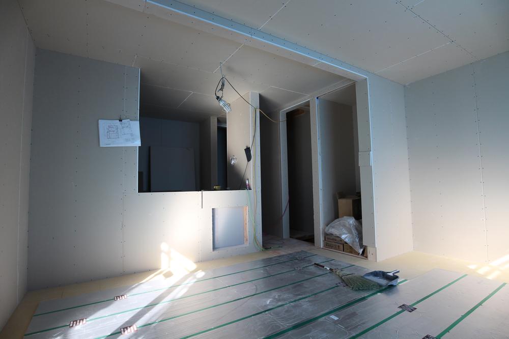 Living.  [Interior photo]  Building 2 LDK about 17 Pledge It will be LD partial gas hot water type with under-floor heating.