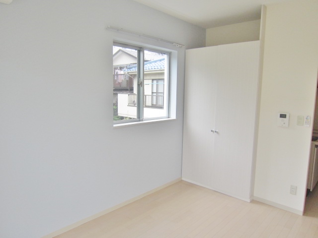 Living and room.  ■ Spacious room