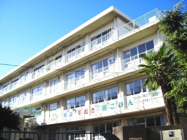 Primary school. 880m to the Kawasaki Municipal Shibokuchi Elementary School