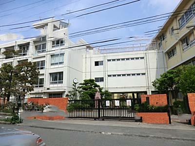 Junior high school. 1360m to the Kawasaki Municipal Mukogaoka junior high school