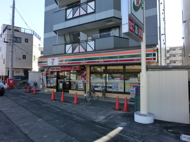 Convenience store. 1m to Seven-Eleven (convenience store)