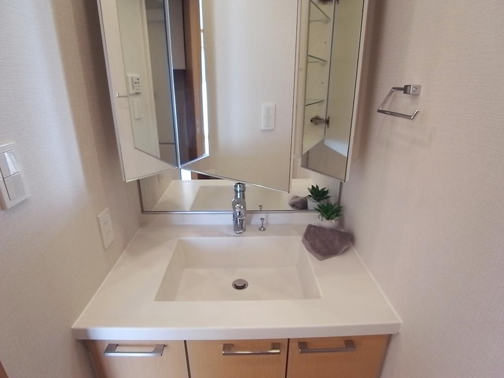 Wash basin, toilet. Indoor (11 May 2013) Shooting