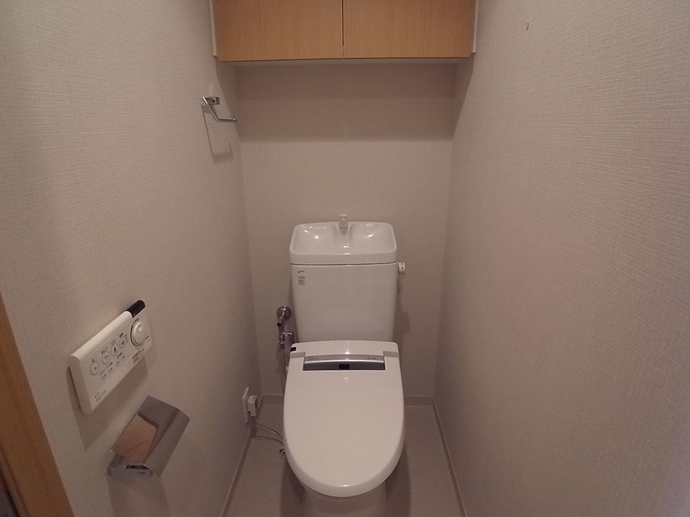 Toilet. Indoor (11 May 2013) Shooting