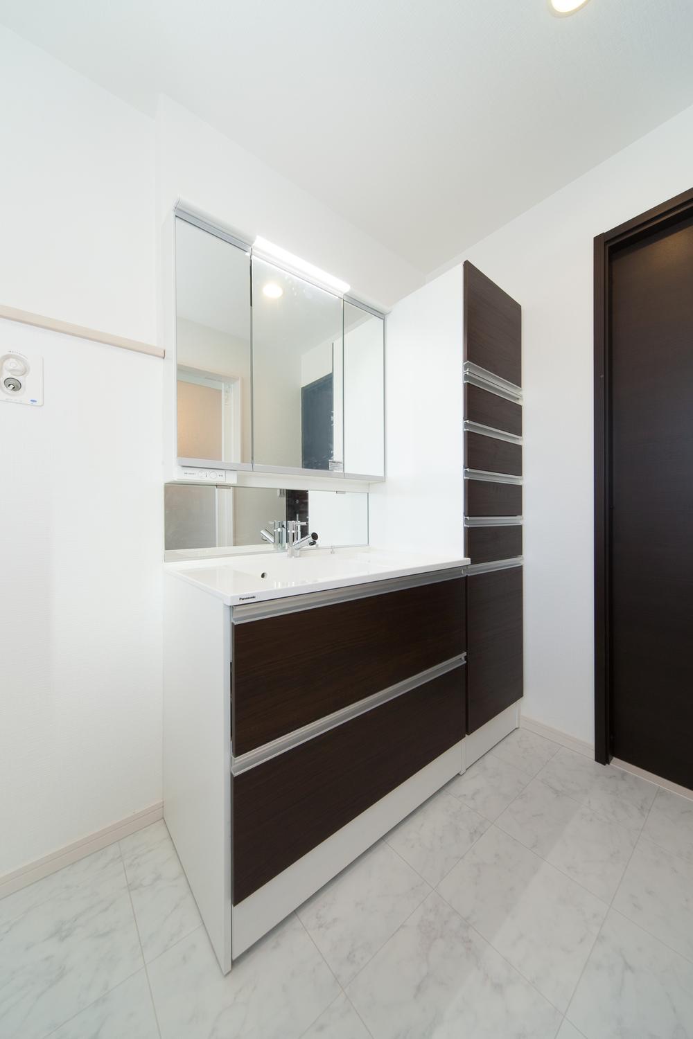 Wash basin, toilet. Washbasin reference