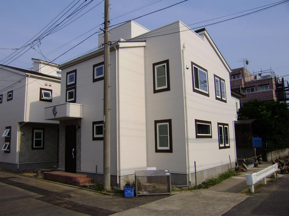 Local appearance photo. (A Building) Here becomes a corner lot, It is a symbolic building of this subdivision. A claim even in simple, It is a building of such appearance! 